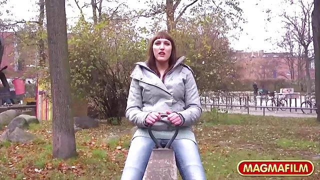 Նստած գեղեցիկ Sarah Jane սեքս տուփեր